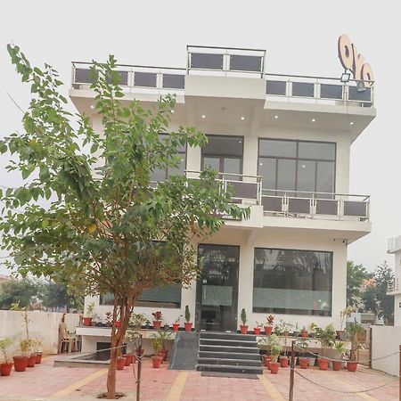 Oyo62646塔吉经典酒店 Tājganj 外观 照片
