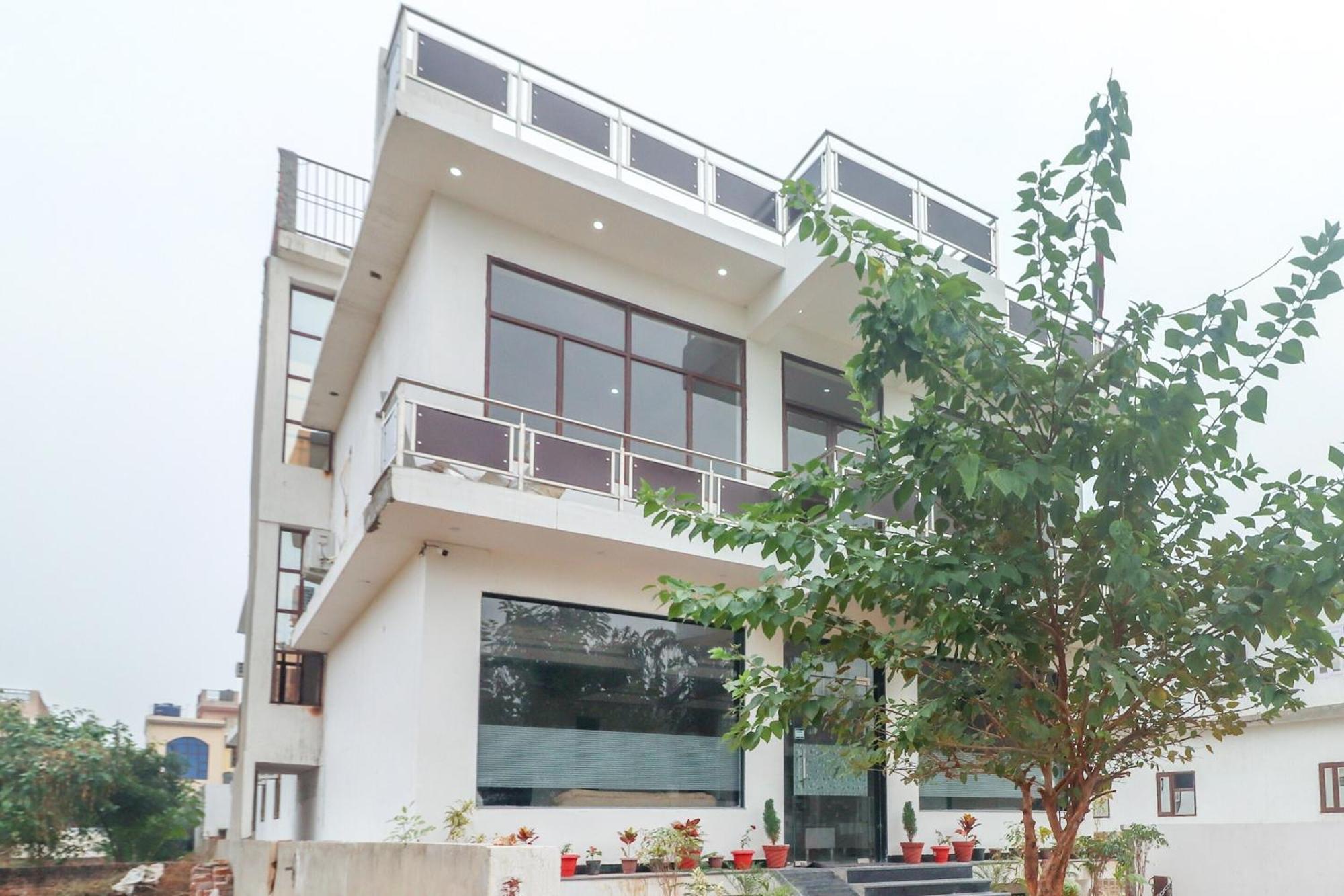 Oyo62646塔吉经典酒店 Tājganj 外观 照片